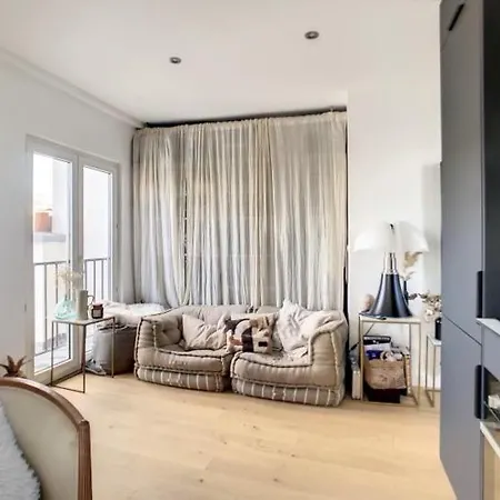 Daire Design Proche Tour Eiffel Avec Balcon