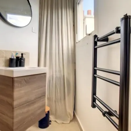 Design Proche Tour Eiffel Avec Balcon *