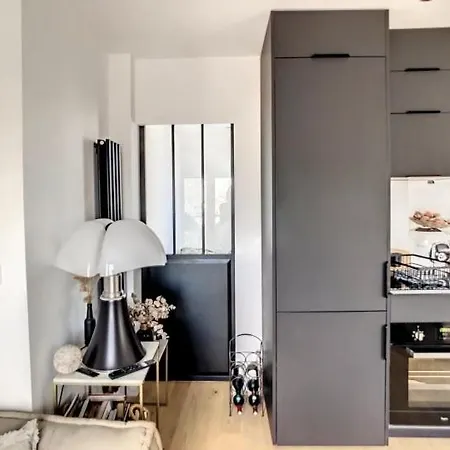 Daire Design Proche Tour Eiffel Avec Balcon Paris