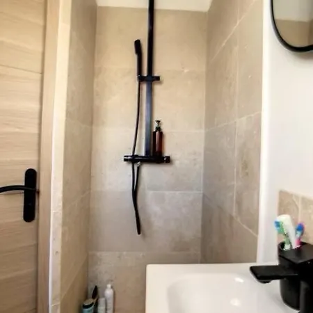 Design Proche Tour Eiffel Avec Balcon