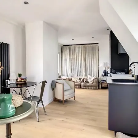 Design Proche Tour Eiffel Avec Balcon *